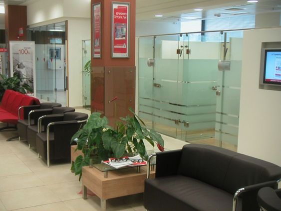 Salle d'attente d'une agence bancaire en Israël